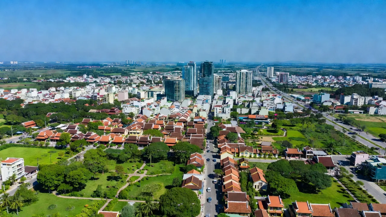 Khung cảnh thị xã Hương Thủy, Thành phố Huế với không gian đô thị và thiên nhiên xanh mát.
