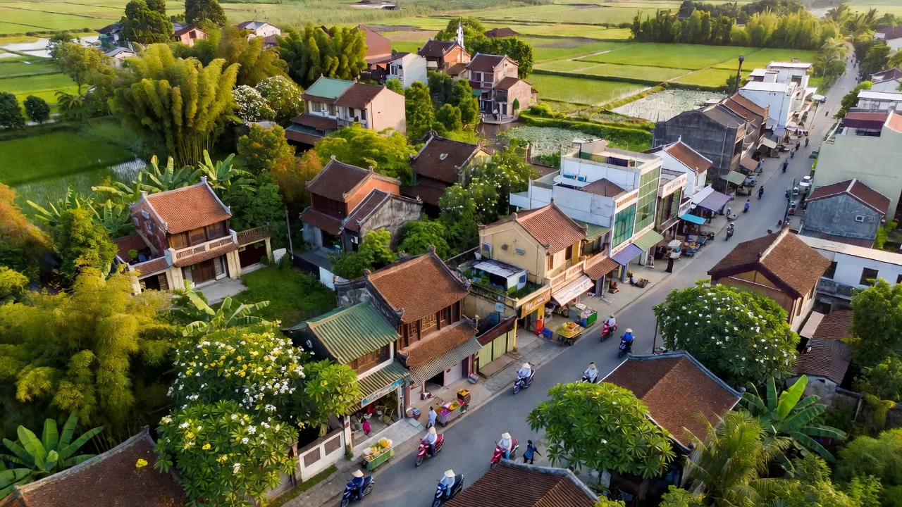 Khung cảnh Phường Phong Hải, Thị xã Phong Điền với nhà truyền thống và cây xanh tươi đẹp.