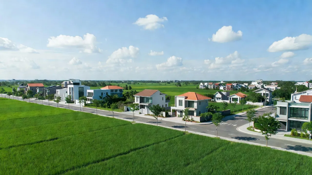 Cảnh quan Phường Phong Hòa, Thị xã Phong Điền, Thành phố Huế với cánh đồng xanh và nhà cửa hiện đại.
