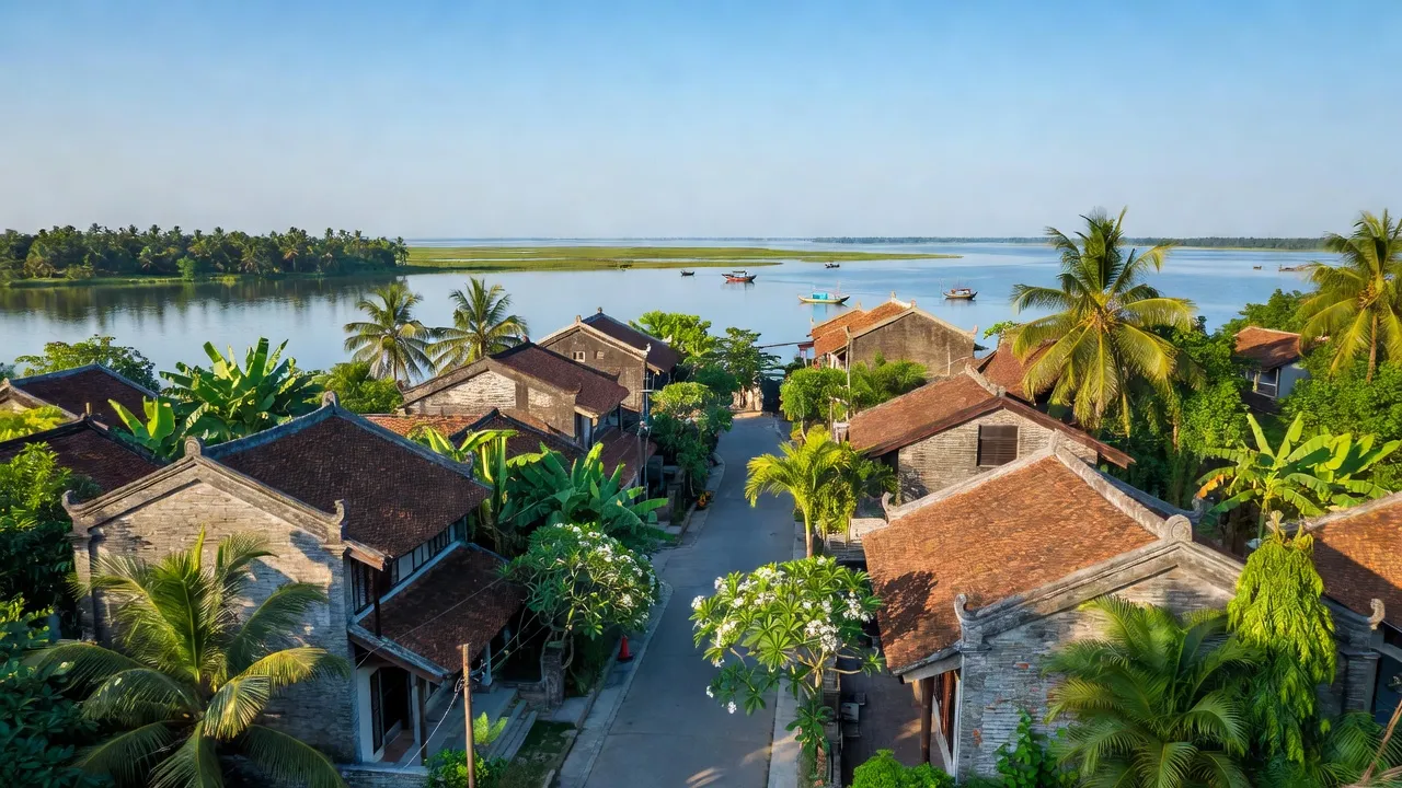 Bức tranh thị trấn Phú Đa, huyện Phú Vang, gần Huế với nhà cổ và thiên nhiên xanh tươi.