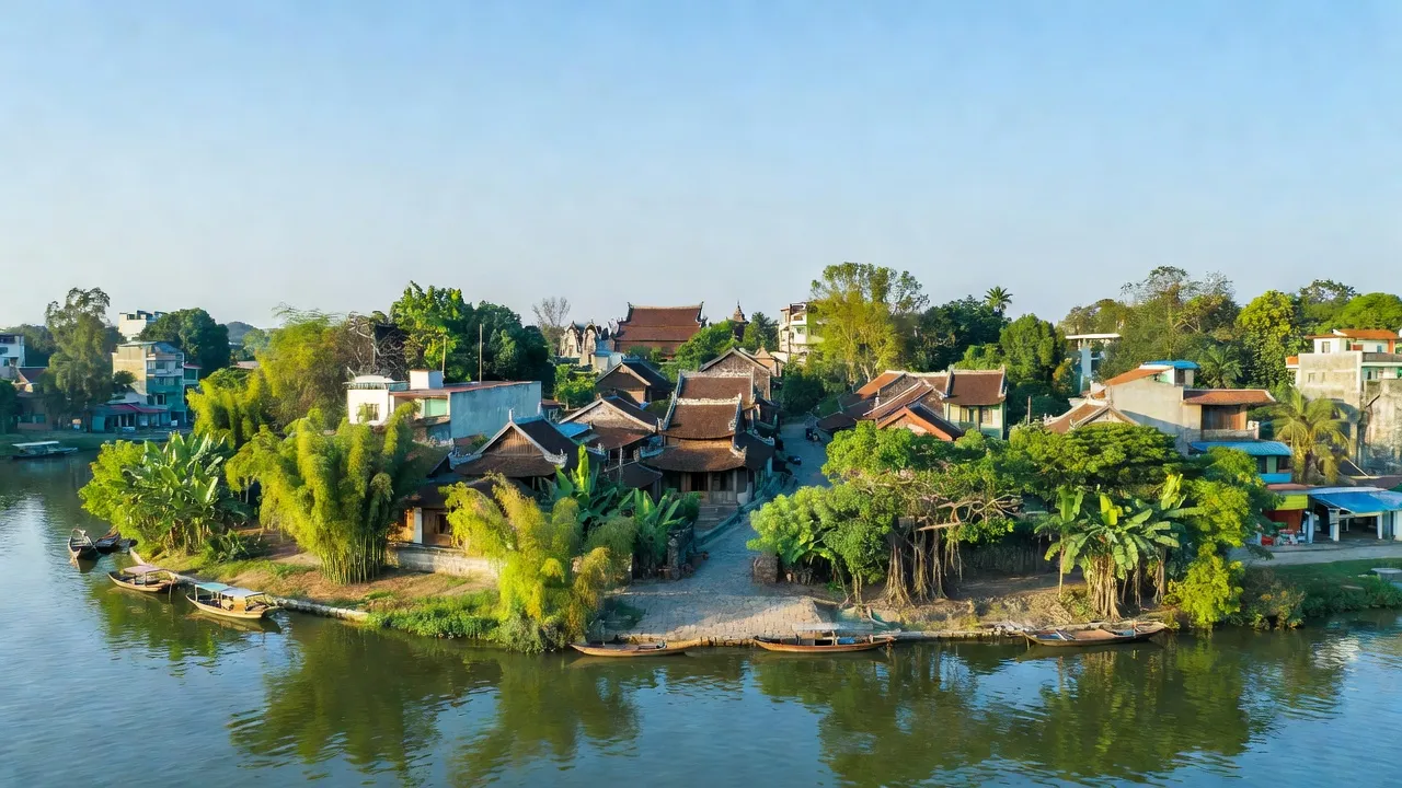 Khung cảnh yên bình ở Phường Hương Phong, Quận Thuận Hóa, thành phố Huế, với cây xanh và kiến trúc truyền thống.