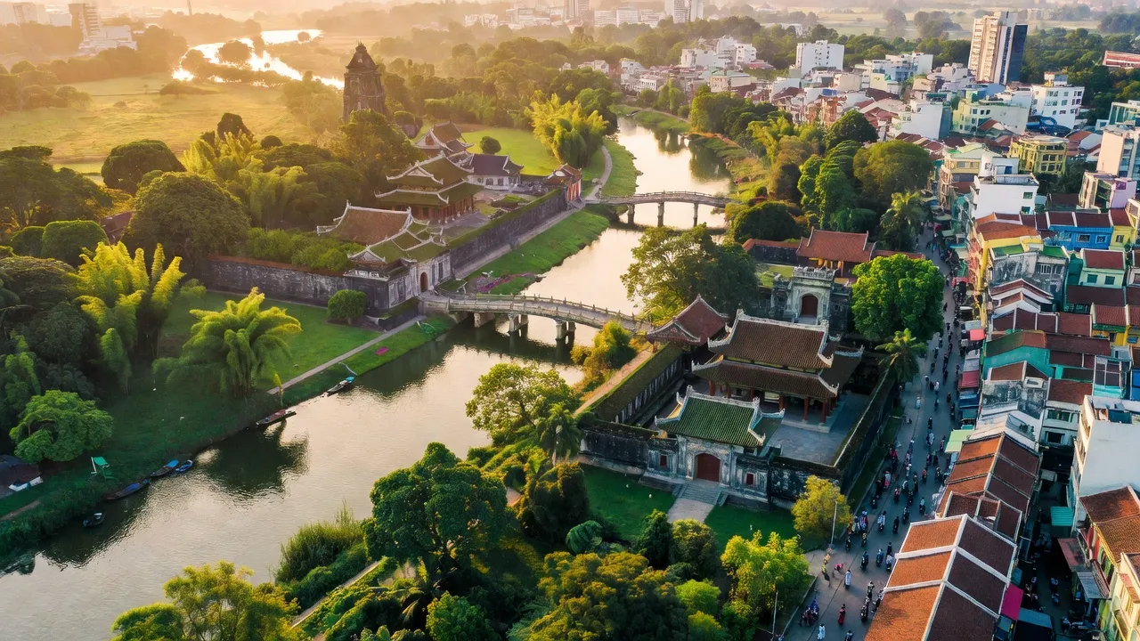 Khung cảnh thành phố Huế, sông Hương, di tích lịch sử và không gian thiên nhiên tươi đẹp.