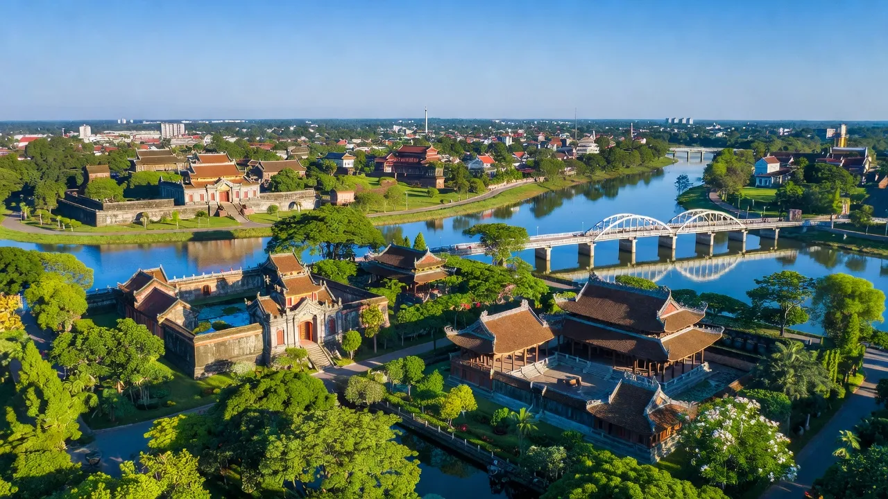 Khung cảnh thành phố Huế với di tích lịch sử, sông Hương và cầu Trường Tiền, Việt Nam.