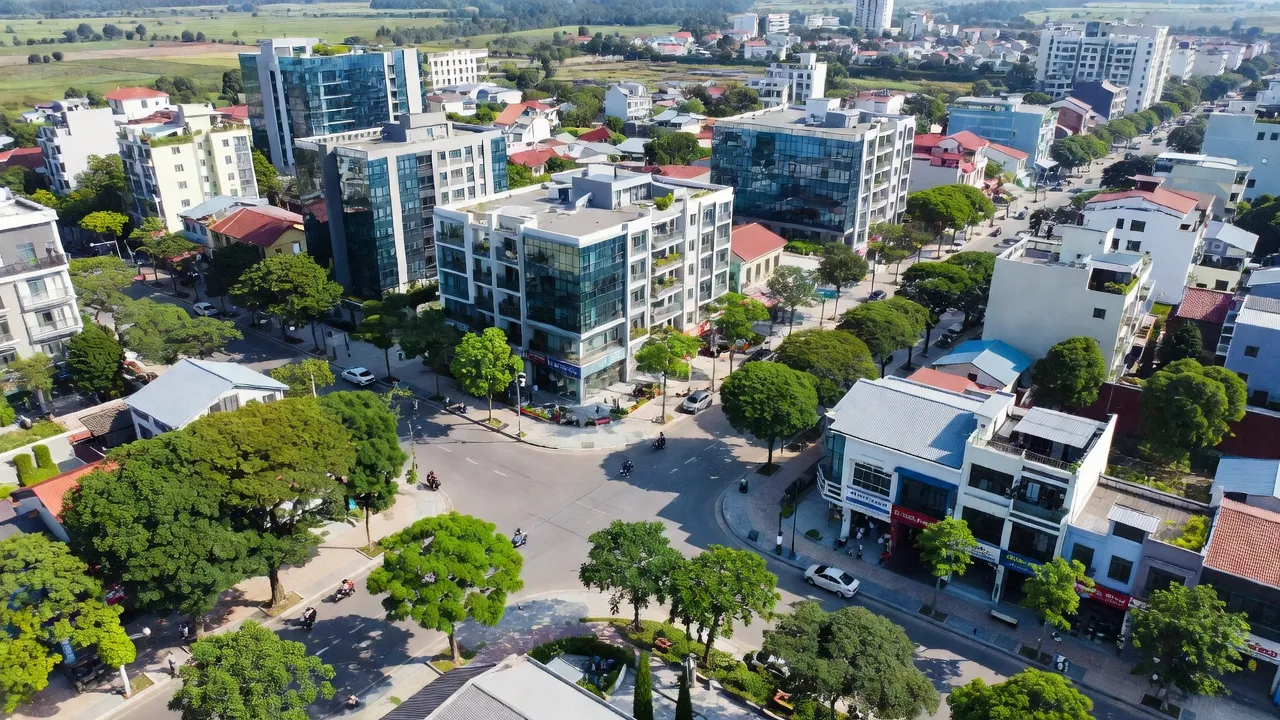 Thị trấn Lương Bằng, huyện Kim Động, tỉnh Hưng Yên, với cảnh quan đô thị và cây xanh.