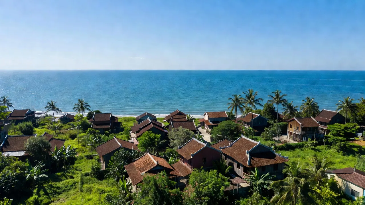 Khung cảnh làng xã Cam An Nam, huyện Cam Lâm, tỉnh Khánh Hòa với biển xanh và cây cỏ tươi tốt.