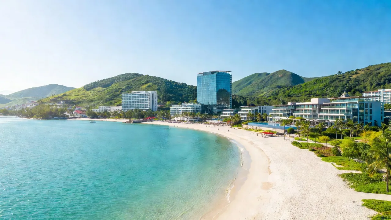 Khung cảnh thành phố Cam Ranh với vịnh xanh và bãi biển, nổi bật vẻ đẹp của Khánh Hòa.