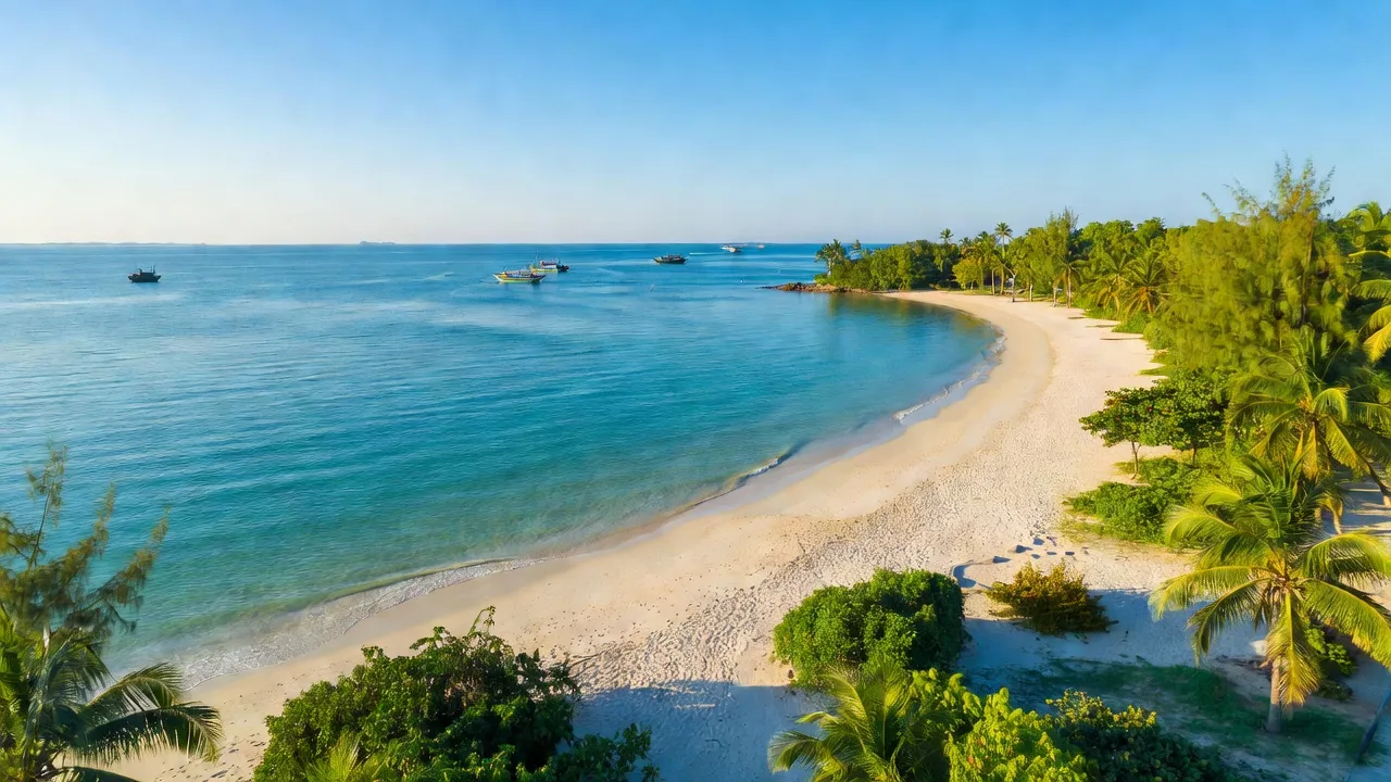 Khung cảnh vịnh Cam Ranh với bãi biển cát trắng và cây xanh, nổi bật vẻ đẹp tự nhiên tại Khánh Hòa.
