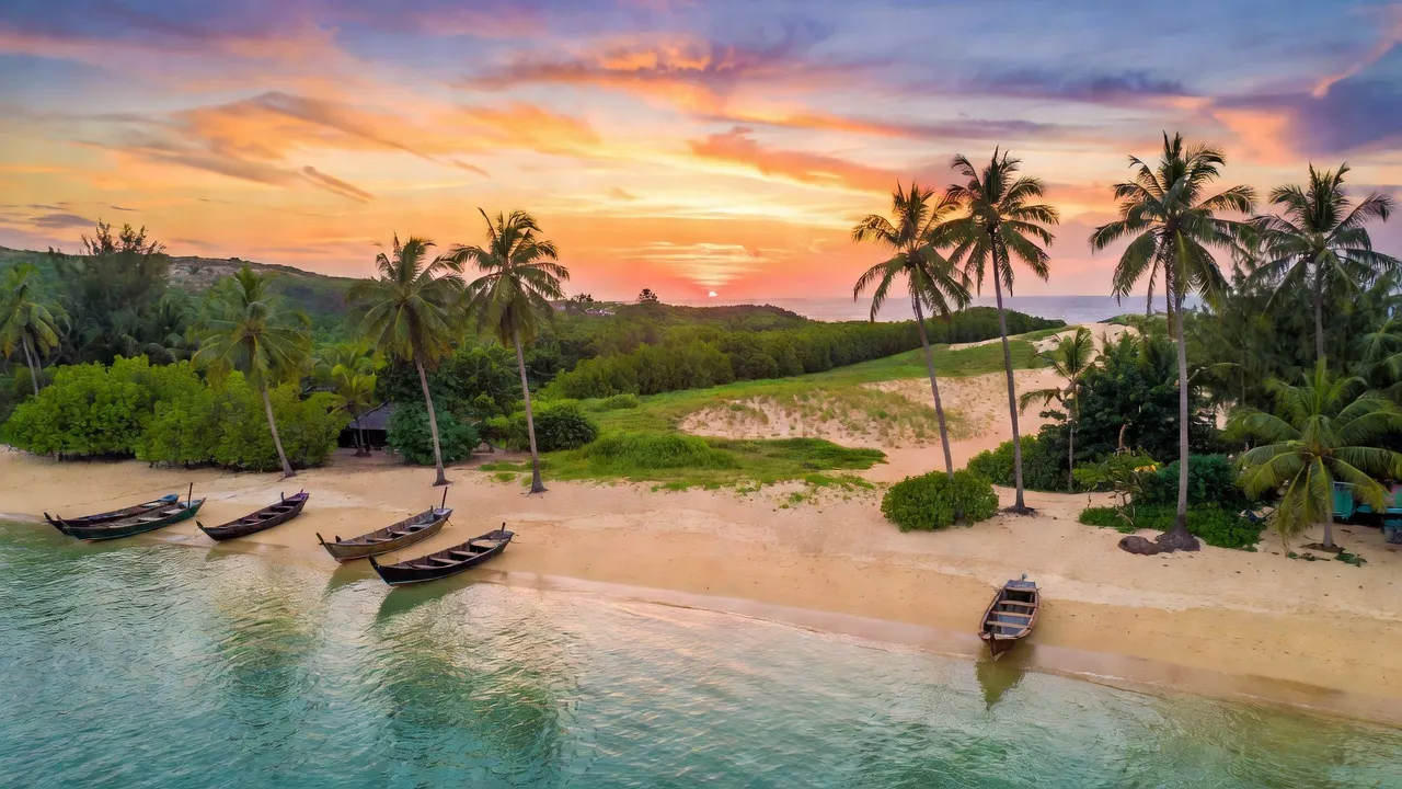 Cảnh quan xã Cam Bình, Cam Ranh, biển xanh, bãi cát, thuyền đánh cá truyền thống.