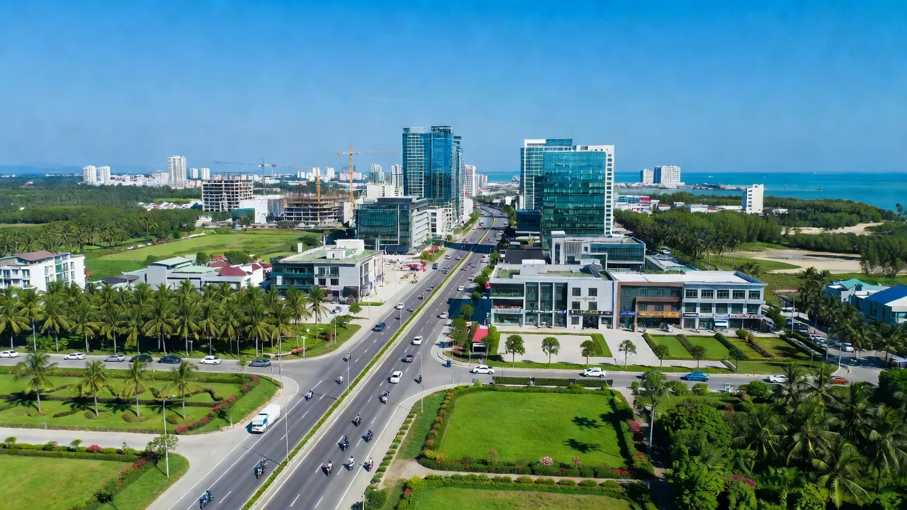 Khung cảnh sôi động tại Phường Cam Phúc Nam, Cam Ranh, Khánh Hòa với Quốc lộ 1A.