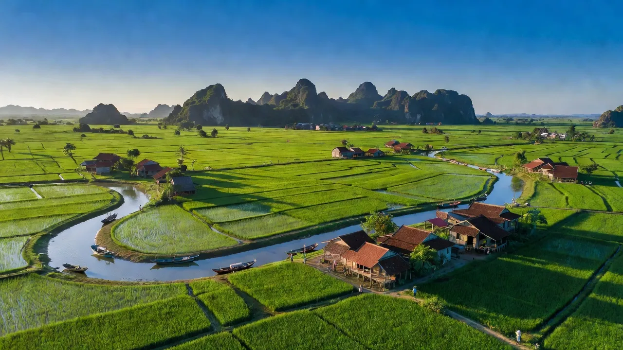 Khung cảnh xã Diên Phú huyện Diên Khánh, tỉnh Khánh Hòa với đồng xanh và núi Hòn Chùa.