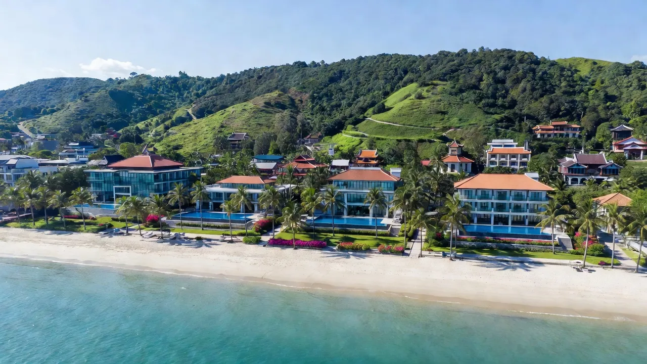 Nha Trang, Khánh Hòa - bãi biển tuyệt đẹp, ngọn đồi xanh và khu resort hiện đại.