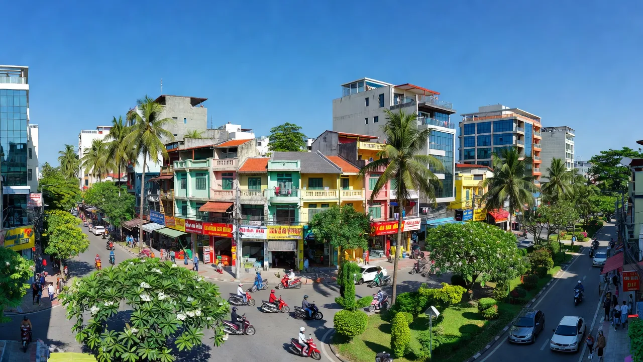 Khung cảnh Phường Vạn Thạnh, thành phố Nha Trang với đường phố sôi động và kiến trúc địa phương.