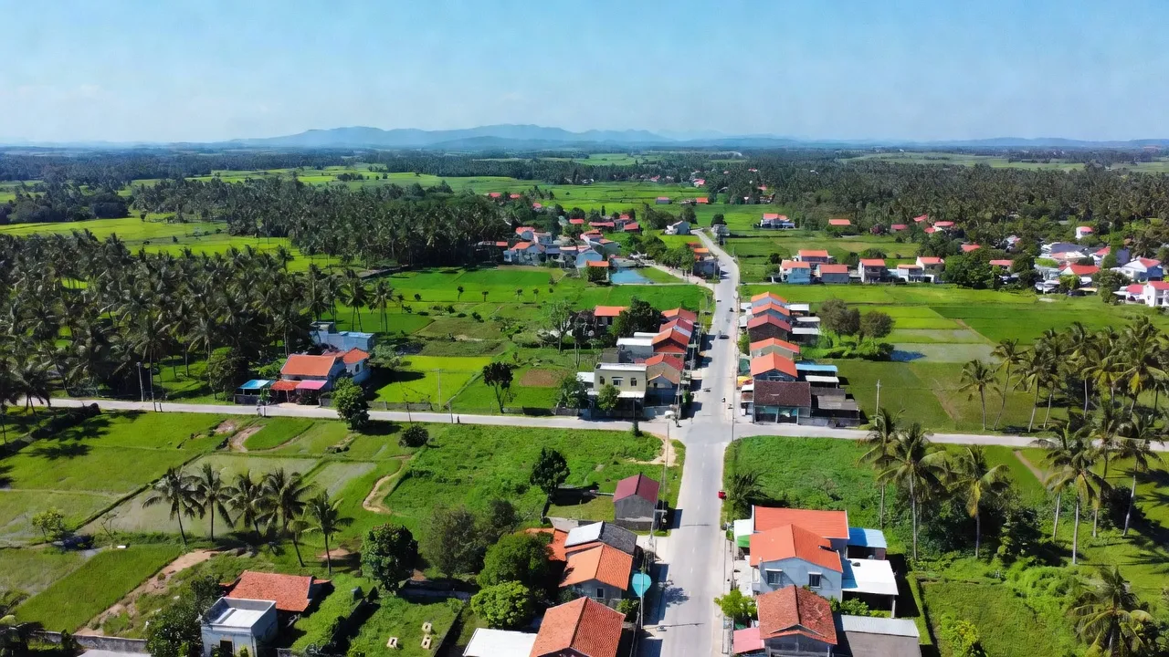 Khung cảnh Xã Vĩnh Ngọc, Nha Trang với nhà cửa và đường phố, vùng phát triển đô thị Khánh Hòa.