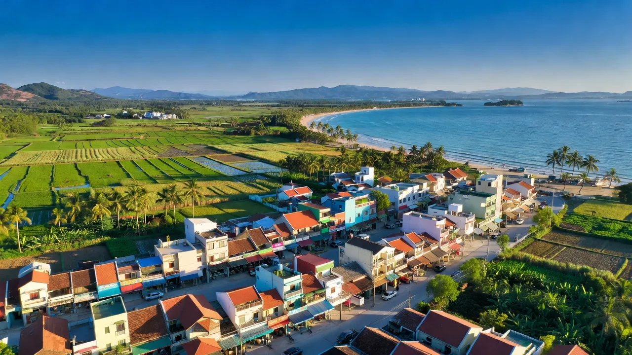 Thị xã Ninh Hòa, tỉnh Khánh Hòa, với cảnh biển và đô thị sôi động dưới bầu trời xanh.