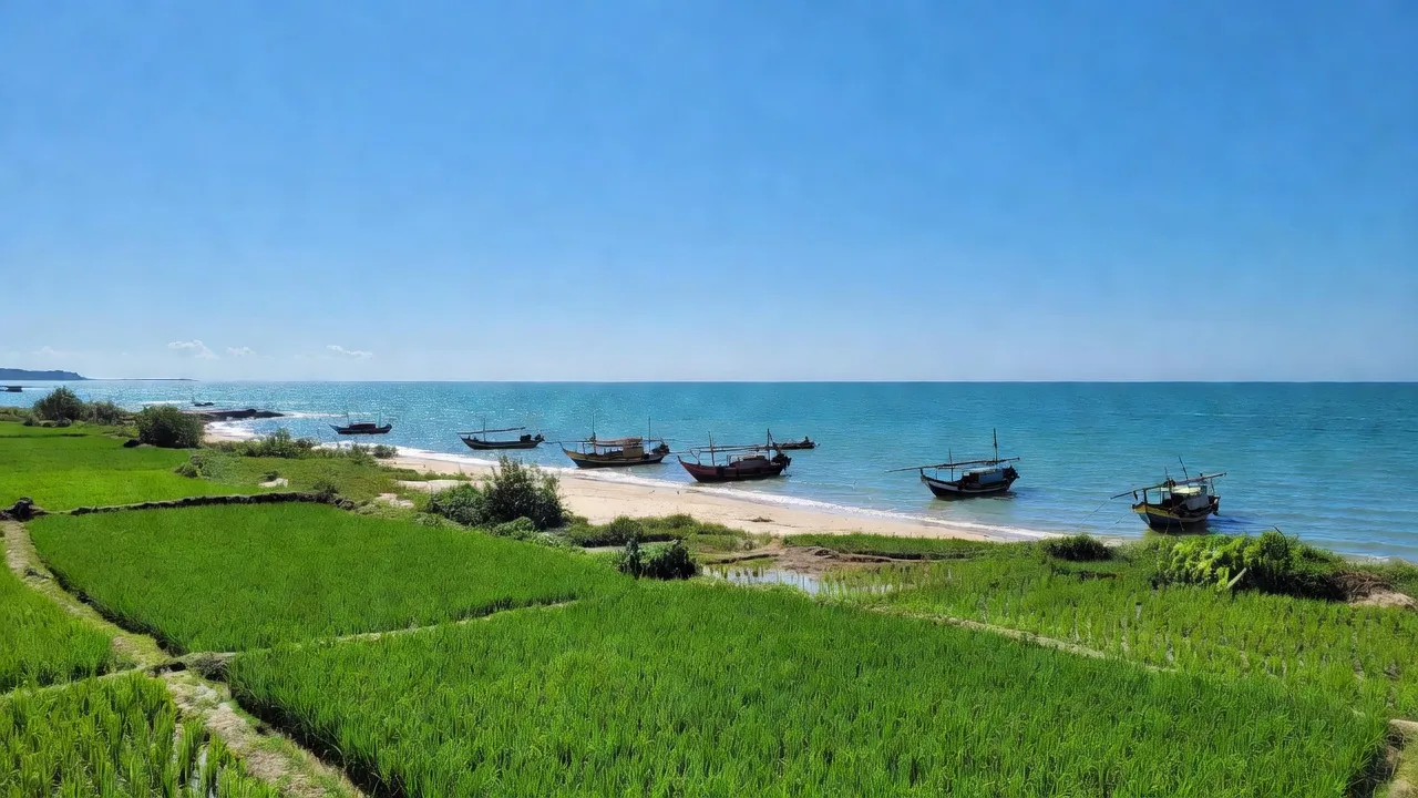 Khung cảnh ven biển Xã Vạn Hưng, huyện Vạn Ninh, tỉnh Khánh Hòa với thuyền đánh cá.