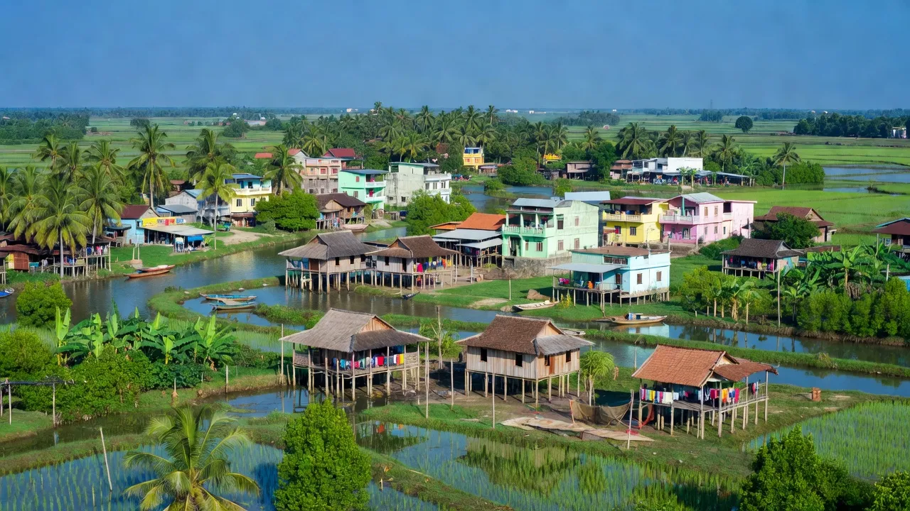 Khung cảnh Thị trấn Thứ Ba, huyện An Biên, với kiến trúc đặc trưng và kênh xáng Xẻo Rô.