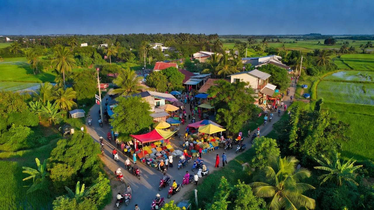 Khung cảnh Thị trấn Thứ Mười Một, huyện An Minh, Kiên Giang với đường phố và hoạt động cộng đồng.