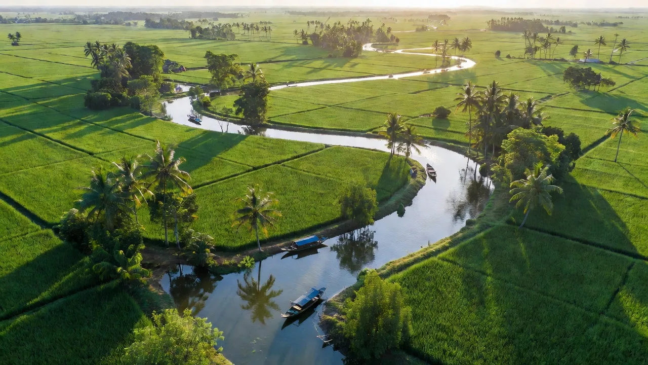 Khung cảnh nông thôn yên bình xã Vĩnh Thắng, huyện Gò Quao, tỉnh Kiên Giang, với đồng ruộng và sông ngòi.