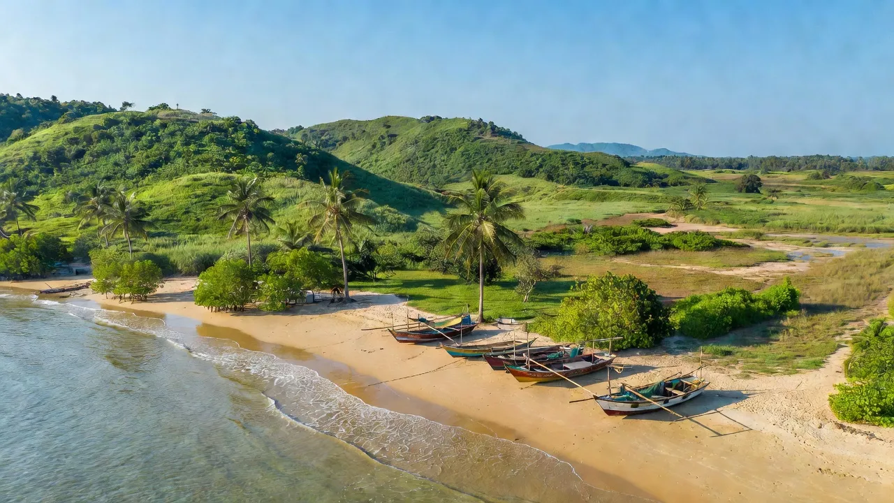 Cảnh biển Bình Sơn, huyện Hòn Đất, Kiên Giang với đồi núi và thuyền đánh cá truyền thống.