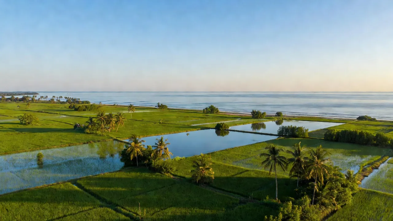 Lĩnh Huỳnh, Hòn Đất, Kiên Giang with coastal plains, rice fields, and blue sky.