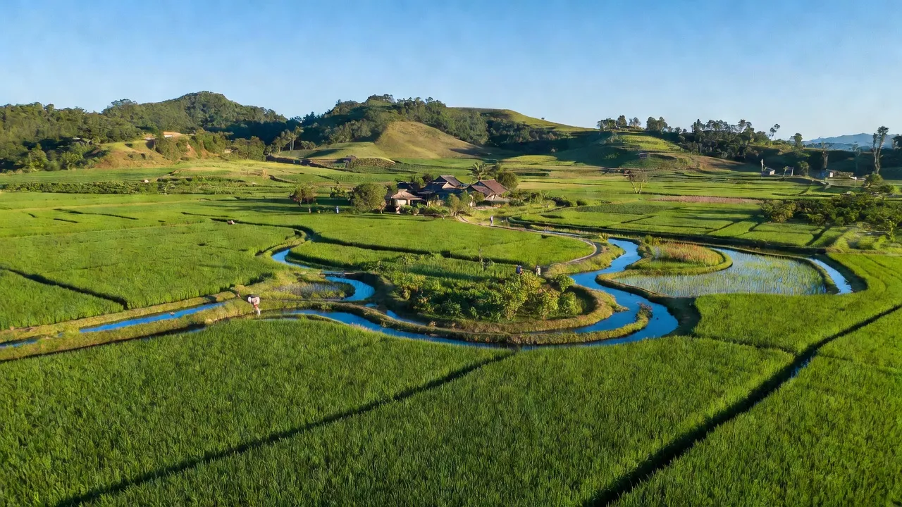 Khung cảnh thiên nhiên tại Xã Mỹ Hiệp Sơn, Hòn Đất, Kiên Giang với cánh đồng xanh và núi đồi.