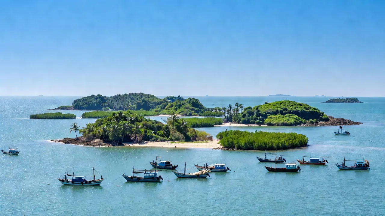 Khung cảnh hải đảo xanh tươi tại xã An Sơn, huyện Kiên Hải, tỉnh Kiên Giang với thuyền và biển.