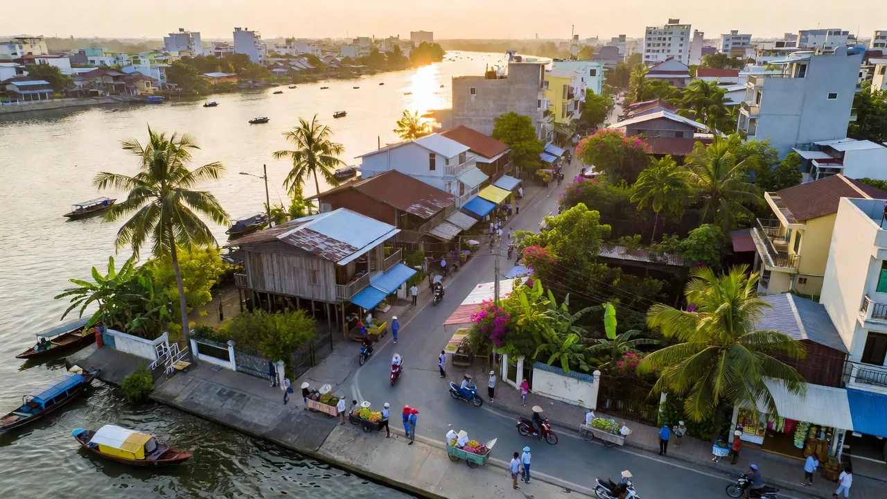 Phường Vĩnh Thông bên bờ sông Rạch Giá, Kiên Giang với kiến trúc đô thị hiện đại.