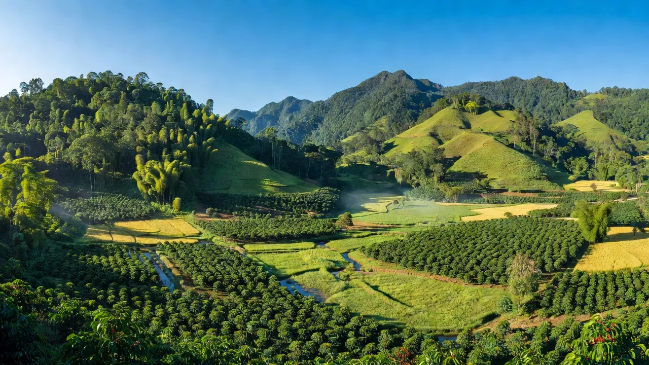 Khung cảnh thiên nhiên xã Đắk Blô với đồi núi, thung lũng xanh tươi ở Kon Tum.