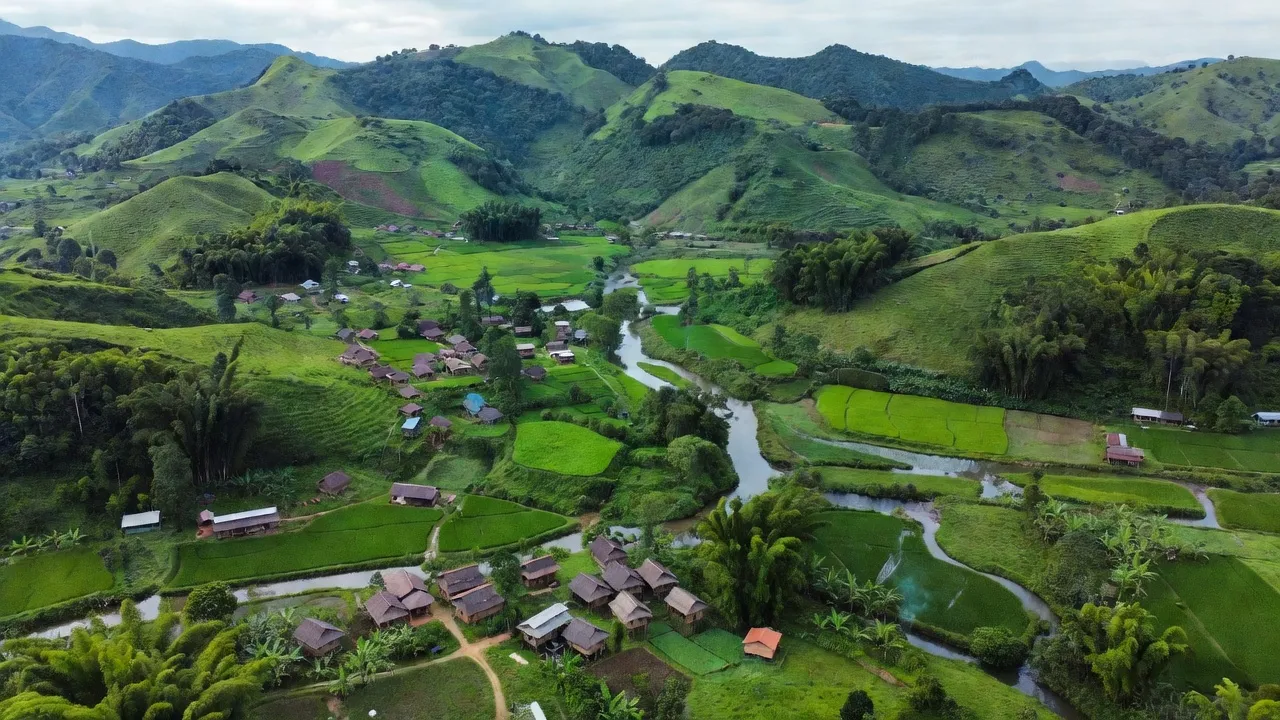 Cảnh quan xã Tân Lập, huyện Kon Rẫy, tỉnh Kon Tum với đồi núi và sông, thể hiện sự hòa hợp thiên nhiên.