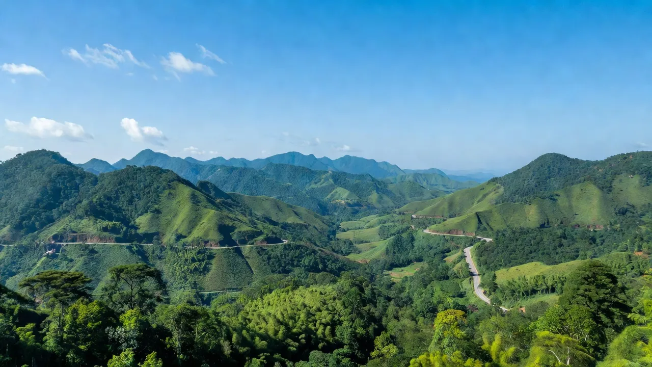 Xã Bờ Y huyện Ngọc Hồi Kon Tum, với cảnh quan núi non, cây cối và quốc lộ 14. Bờ Y landscape.