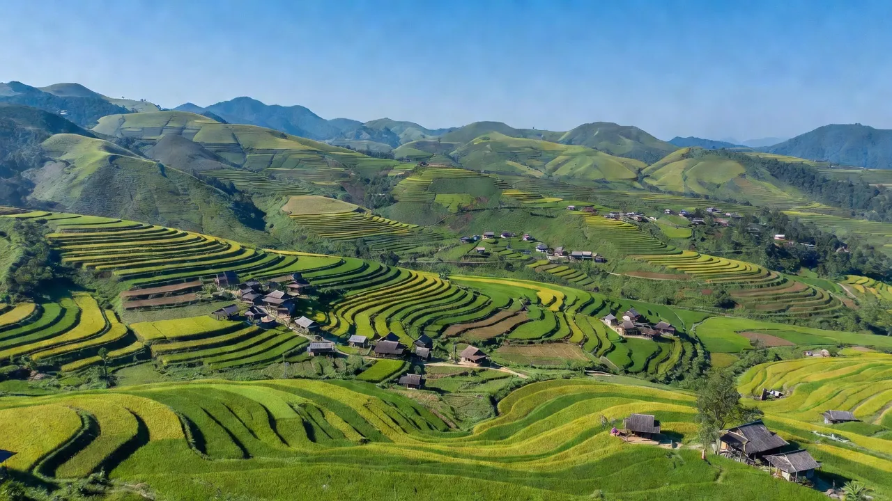 Khung cảnh huyện Sìn Hồ, Lai Châu với đồi núi, ruộng bậc thang và làng nhỏ, Việt Nam.