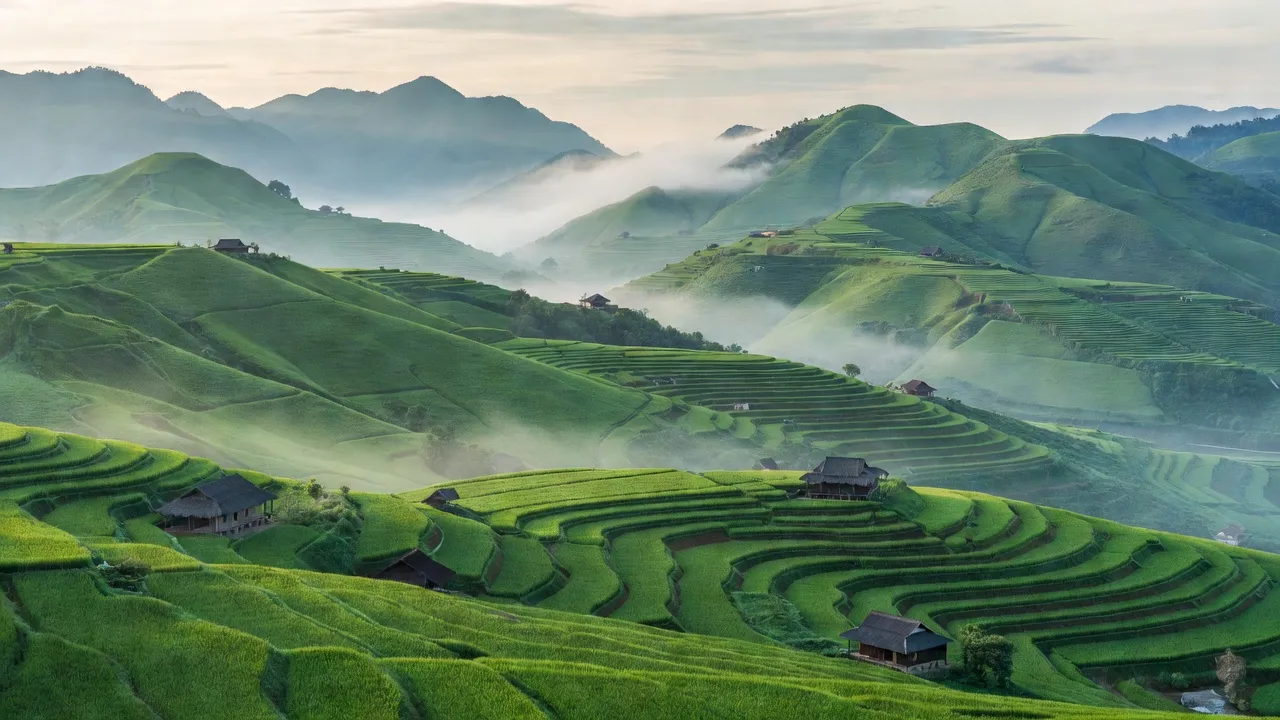 Cảnh quan xã Tủa Sín Chải, huyện Sìn Hồ, với đồi núi, ruộng bậc thang và khí hậu đặc trưng.