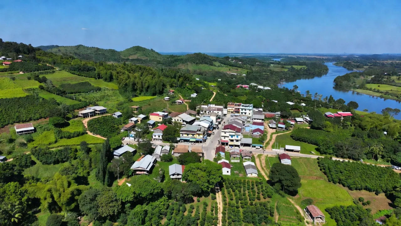 Cát Tiên thị trấn Đạ Huoai, Lâm Đồng, khung cảnh thiên nhiên xanh tươi, nhà cửa và bầu trời trong xanh.