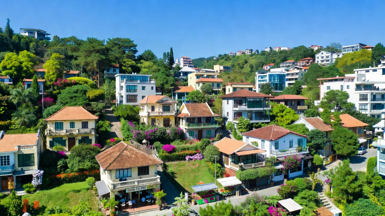 Khung cảnh Phường 11, Đà Lạt với kiến trúc xanh, không gian đô thị sống động và bầu trời trong xanh.