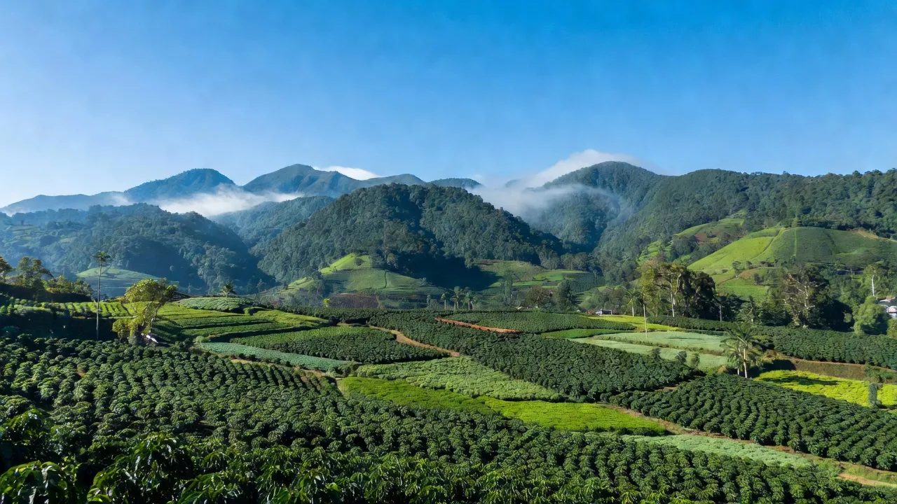 Khung cảnh huyện Lâm Hà, tỉnh Lâm Đồng với núi xanh và ruộng nông nghiệp, khí hậu cao nguyên.