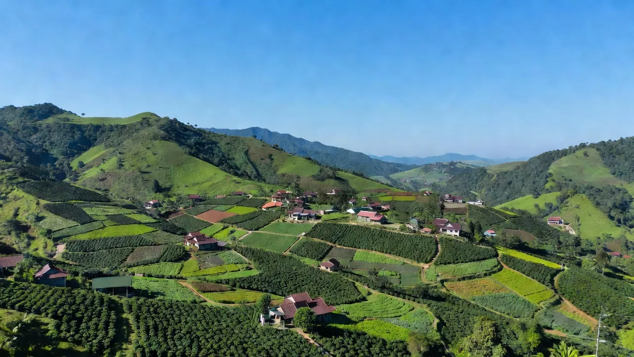 Khung cảnh xanh tươi của xã Tân Văn, huyện Lâm Hà, tỉnh Lâm Đồng với núi non và cánh đồng.