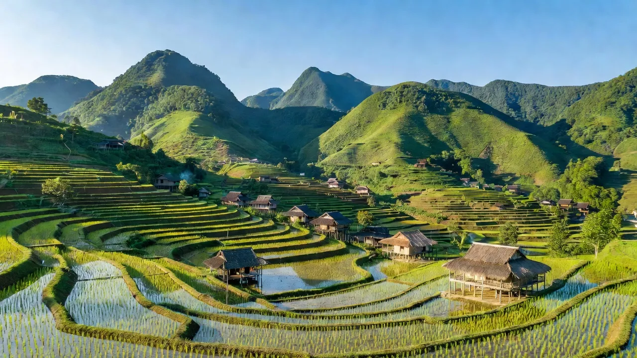 Cảnh sắc xã Tân Tri, huyện Bắc Sơn, tỉnh Lạng Sơn với núi non xanh tươi và ruộng bậc thang.