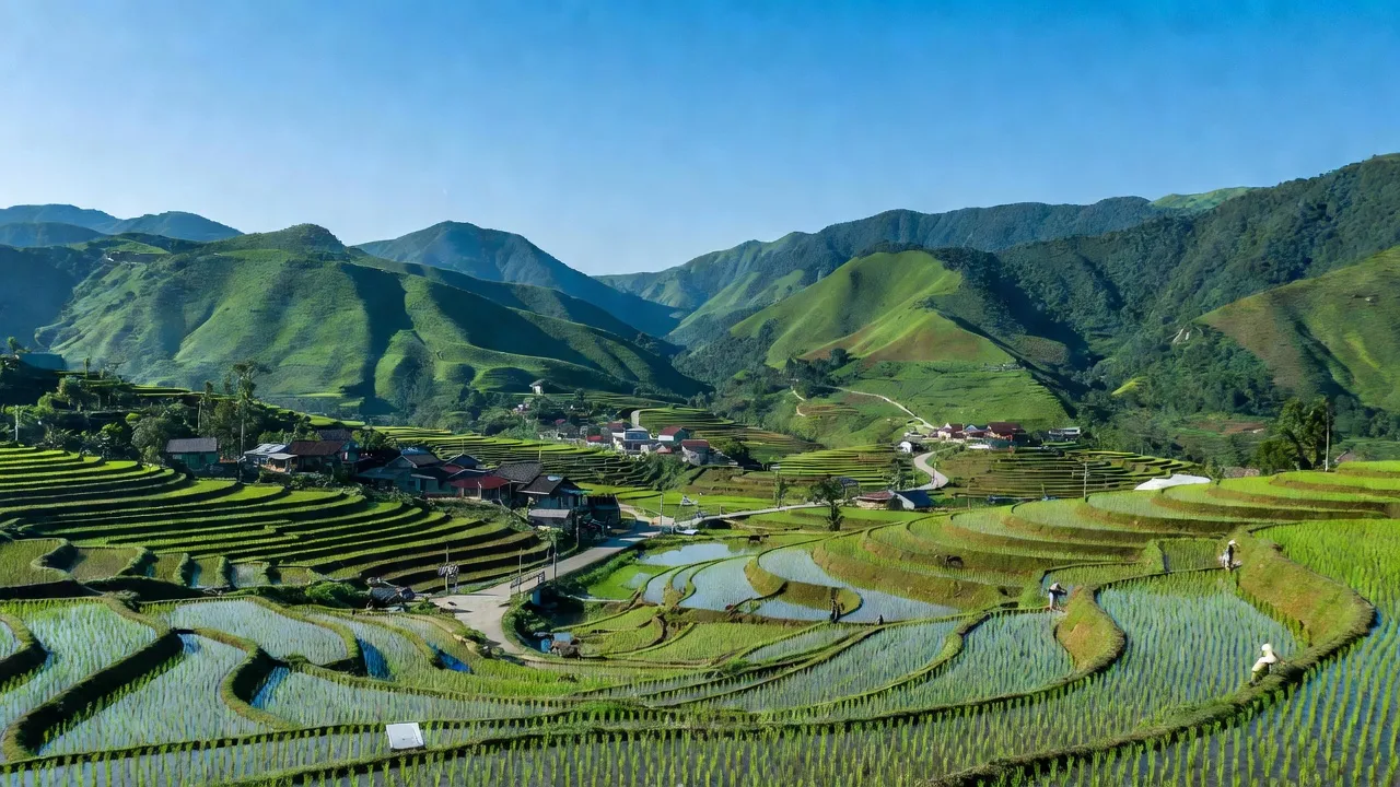 Phong cảnh nông thôn xã Hoa Thám, huyện Bình Gia, tỉnh Lạng Sơn, với núi và ruộng bậc thang xanh.