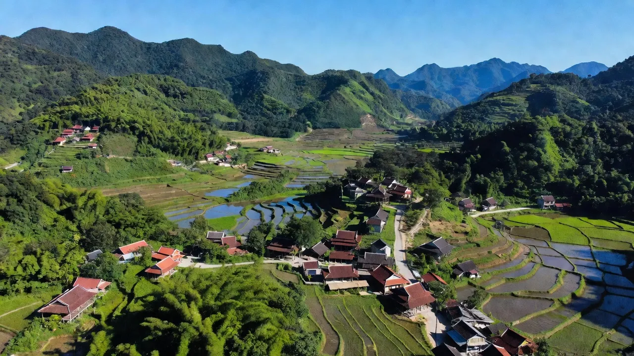 Khung cảnh Xã Yên Trạch, huyện Cao Lộc, tỉnh Lạng Sơn với đồi núi và cánh đồng xanh tươi.