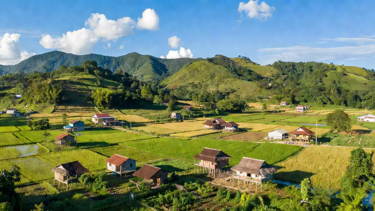 Khung cảnh xã Bằng Hữu, Chi Lăng, Lạng Sơn với núi xanh và nhà truyền thống.