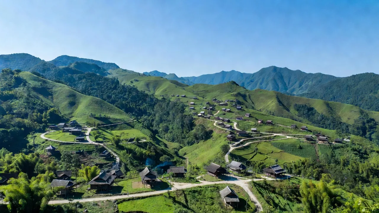 Khung cảnh Xã Mẫu Sơn tuyệt đẹp với núi rừng bao quanh và nắng trời, Lạng Sơn.