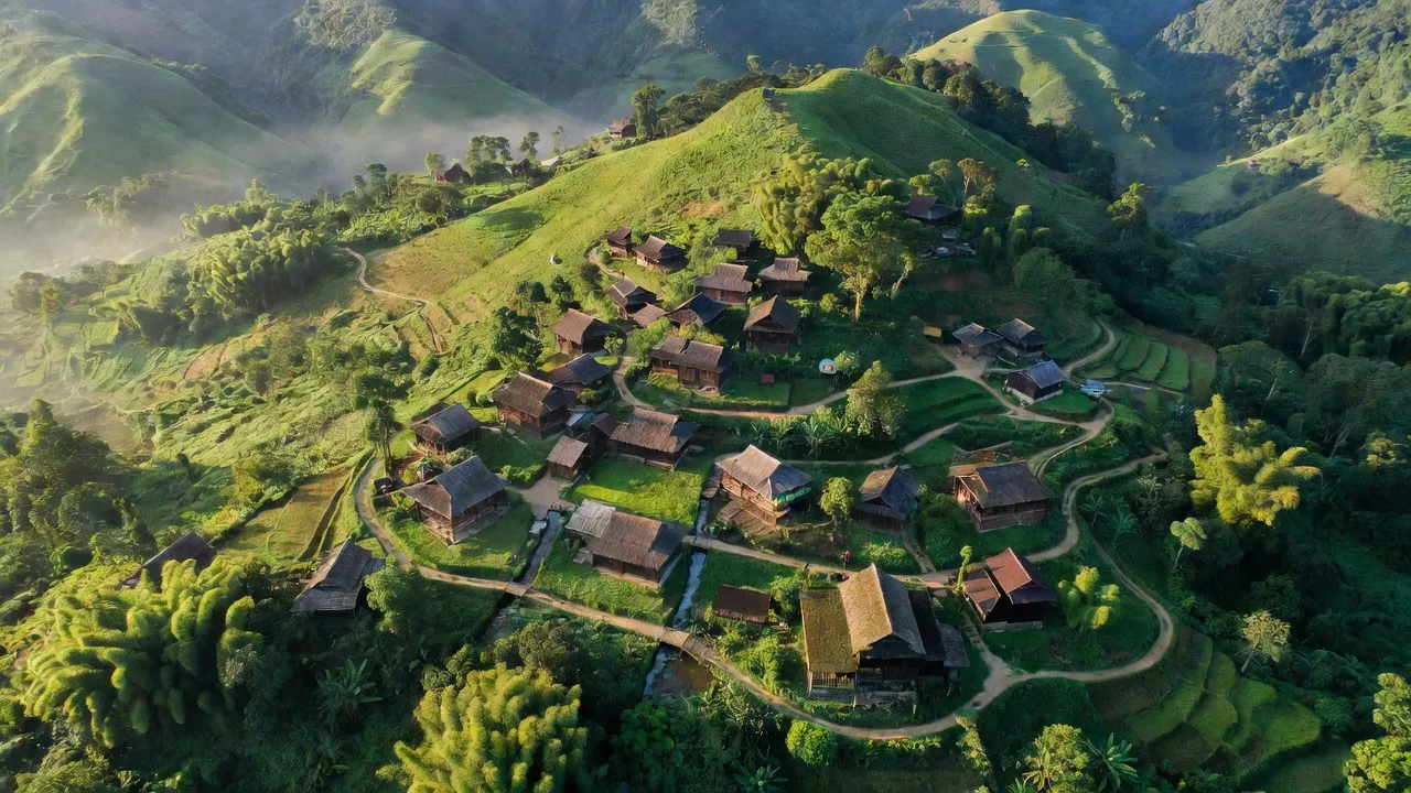 Khung cảnh xã Minh Hiệp huyện Lộc Bình, tỉnh Lạng Sơn với núi non và nhà gỗ truyền thống.