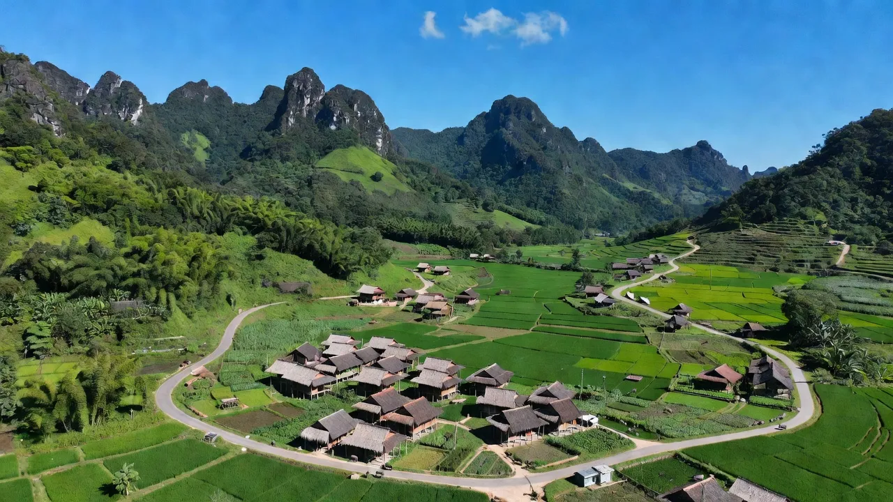 Hội Hoan, xã Văn Lãng, Lạng Sơn với phong cảnh núi non, nhà truyền thống và đường tỉnh.