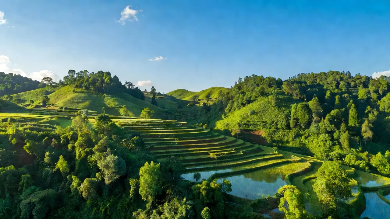 Khung cảnh thiên nhiên đẹp tại xã Thành Hòa, huyện Văn Lãng, tỉnh Lạng Sơn với đồi núi và ruộng bậc thang.
