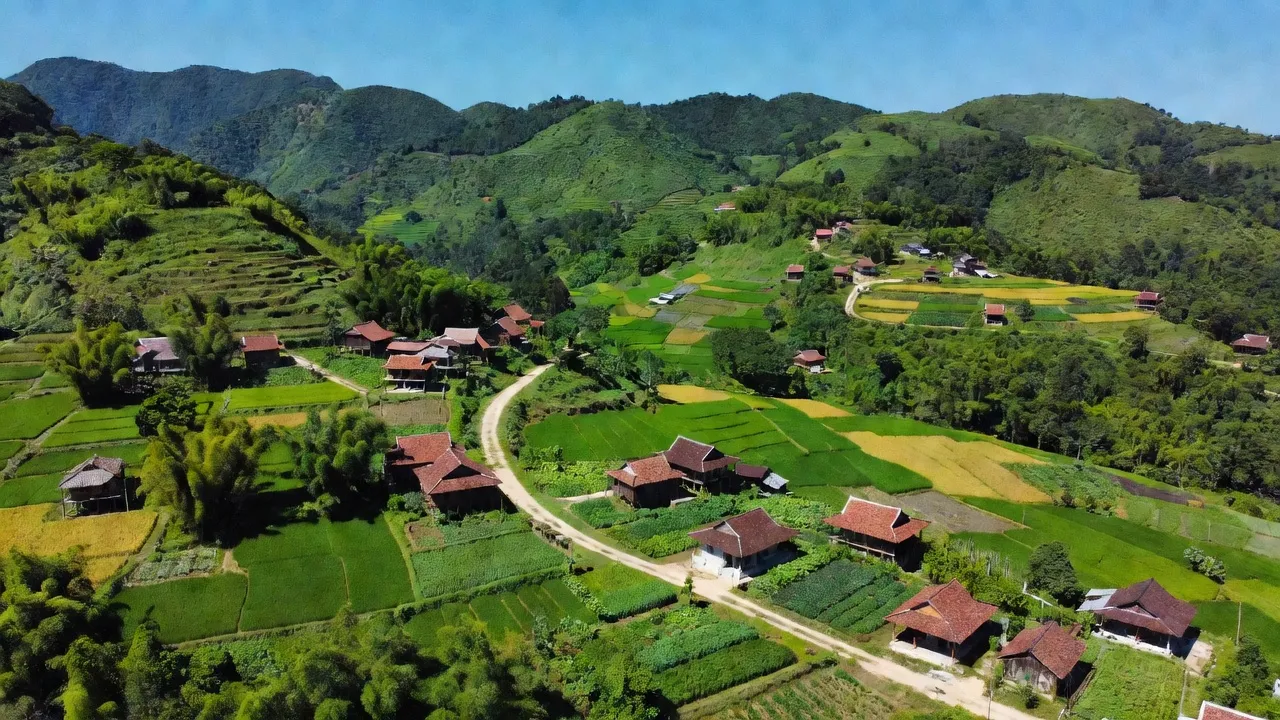 Khung cảnh xã Liên Hội, huyện Văn Quan, tỉnh Lạng Sơn với núi non xanh tươi và nhà truyền thống.