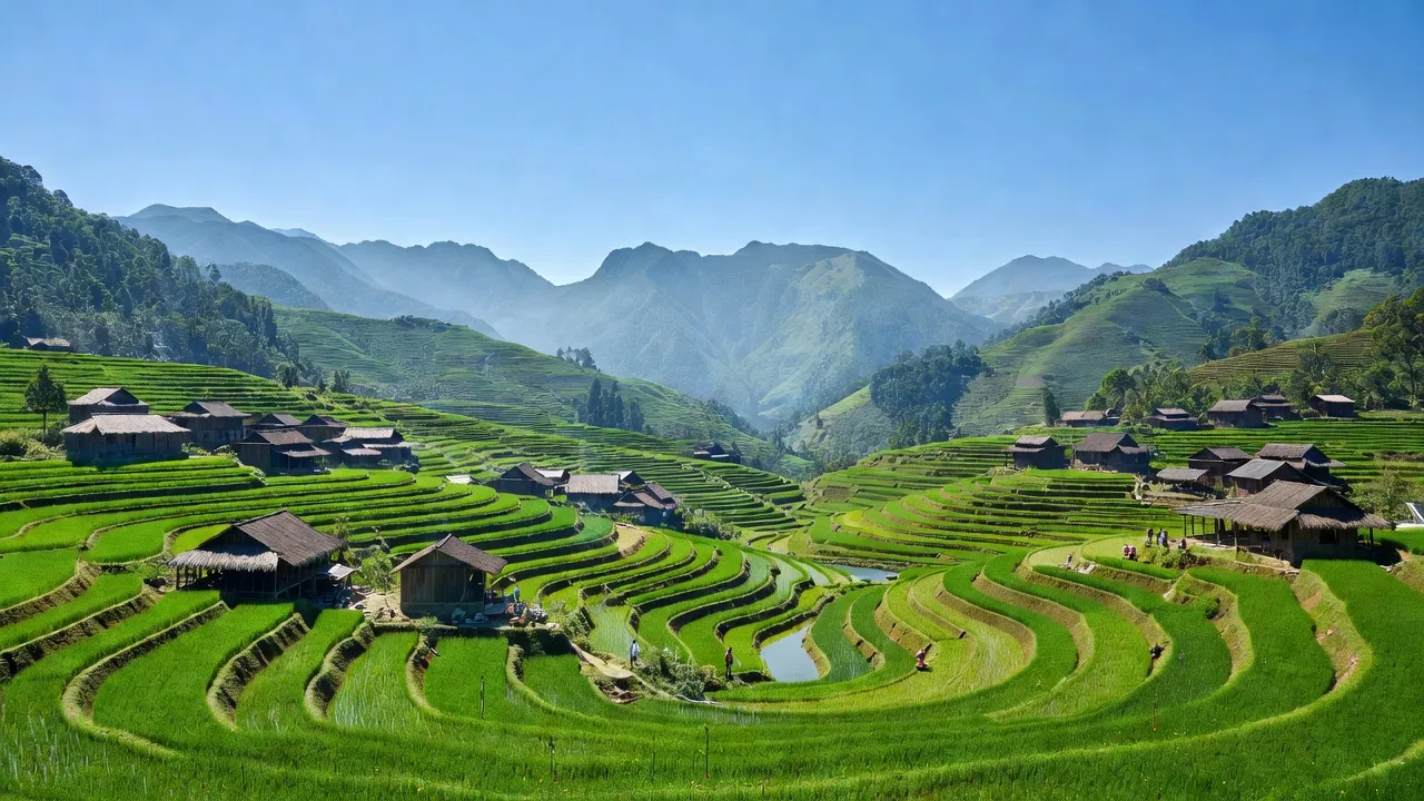 Khung cảnh La Pan Tẩn, Mường Khương, Lào Cai với ruộng bậc thang và núi non hùng vĩ.