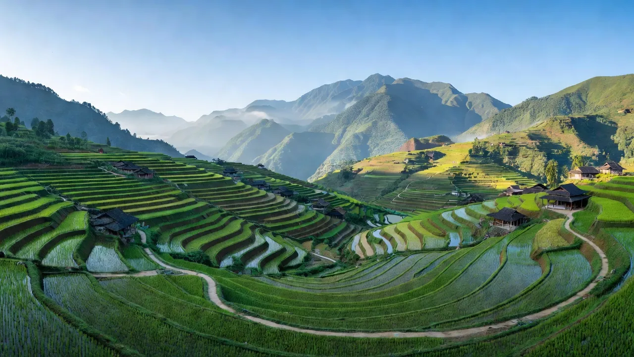 Cảnh đẹp phường Cầu Mây, Sa Pa với ruộng bậc thang và núi xanh tươi, thời tiết trong lành.