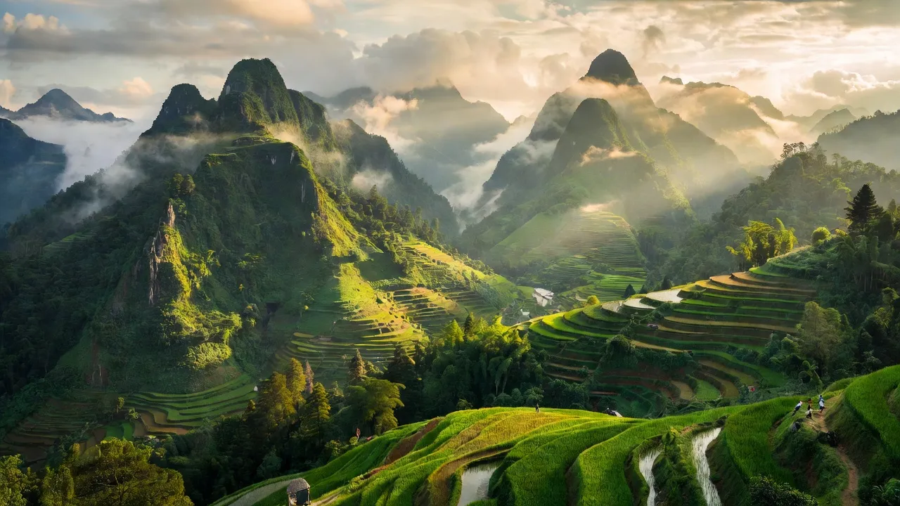 Phong cảnh xã Dần Thàng, huyện Văn Bàn, tỉnh Lào Cai với núi non và ánh sáng tự nhiên.