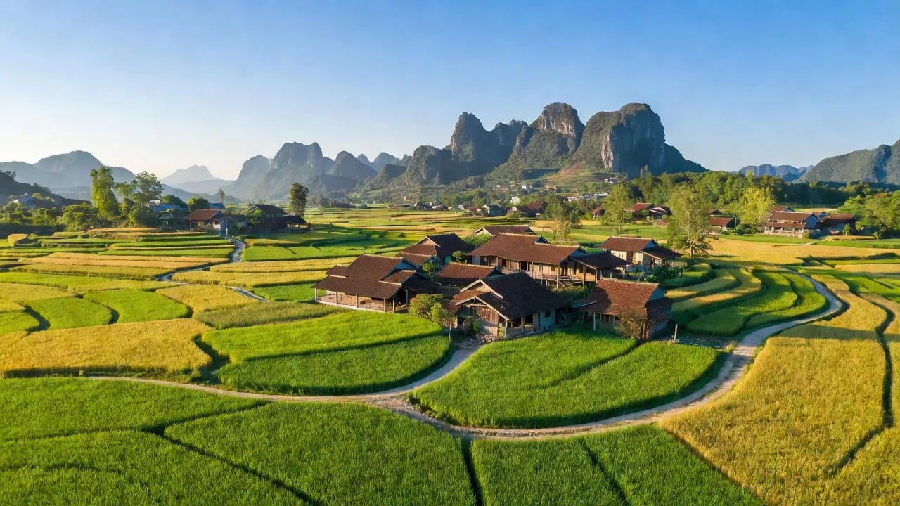 Khung cảnh xã Hòa Mạc, huyện Văn Bàn, tỉnh Lào Cai với đồng ruộng xanh tươi, núi đá vôi.