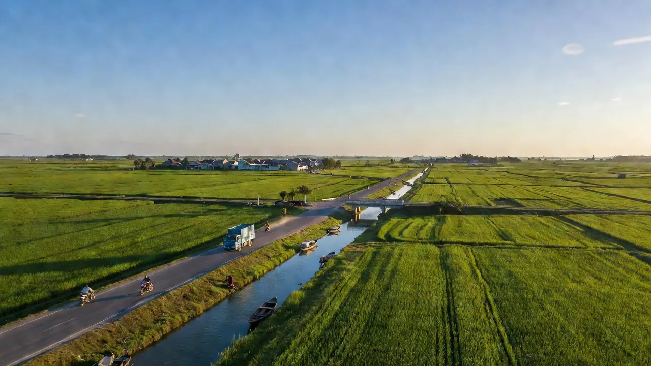 Khung cảnh Xã Nhựt Chánh, Huyện Bến Lức, Tỉnh Long An với cánh đồng xanh và giao thông thuận lợi.